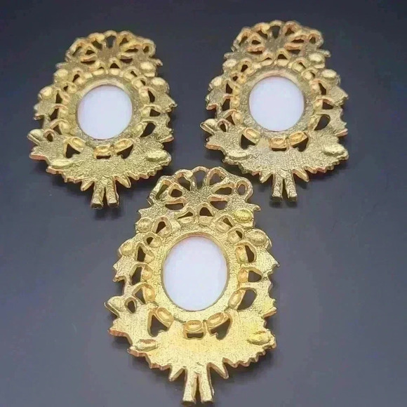 Lot Of Three Painted Porcelain Fragonard Pendants Couples Courtship Base Metal - Picture 5 of 5